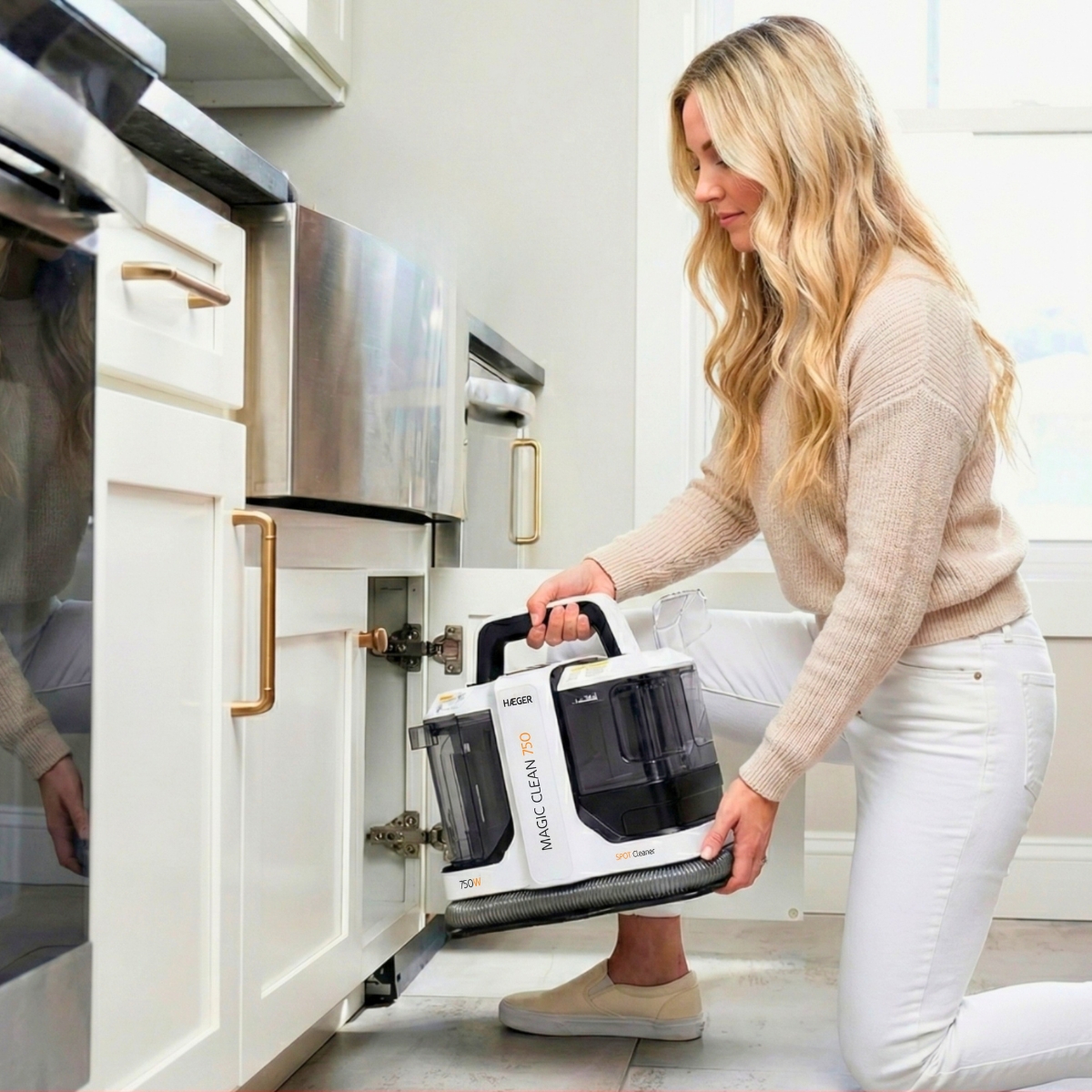 Magic Clean 750 em uso no sofá